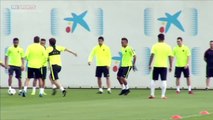 Barcelona: Neymar dio 'golpe bajo' a Luis Suárez en entrenamientos (VIDEO)