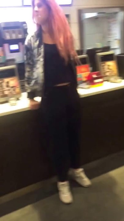 Ivre, elle tente le McBackflip