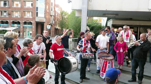 Esbva : la fête sur le parvis de la mairie après la mise à l'honneur des basketteuses villeneuvoises par la municipalité