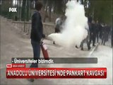 Anadolu Üniversitesi'nde pankart asan öğrenciler Yangın tüpüyle güvenlikçileri püskürttü