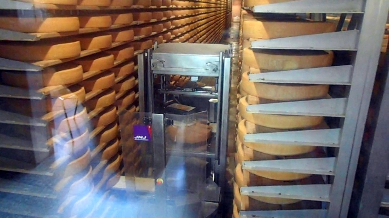 DSCN1784 Gruyère  suisse machine a bichonner les fromages