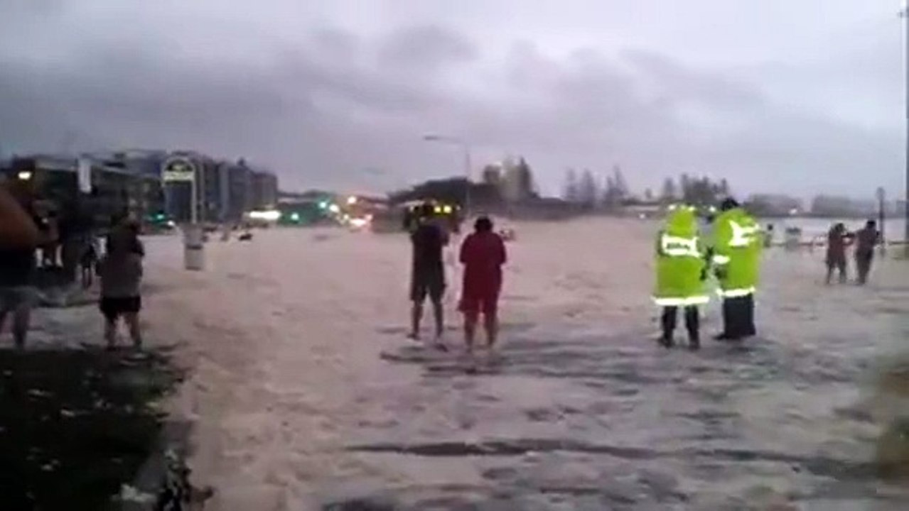 Une ville se fait envahir par une mousse blanche ! Ce qui se passe ensuite est vraiment inattendu et totalement dingue !