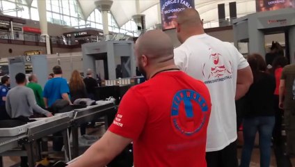 Un mec musclé de 2m10 prend l'avion pour la première fois ! Du moins il essaie !