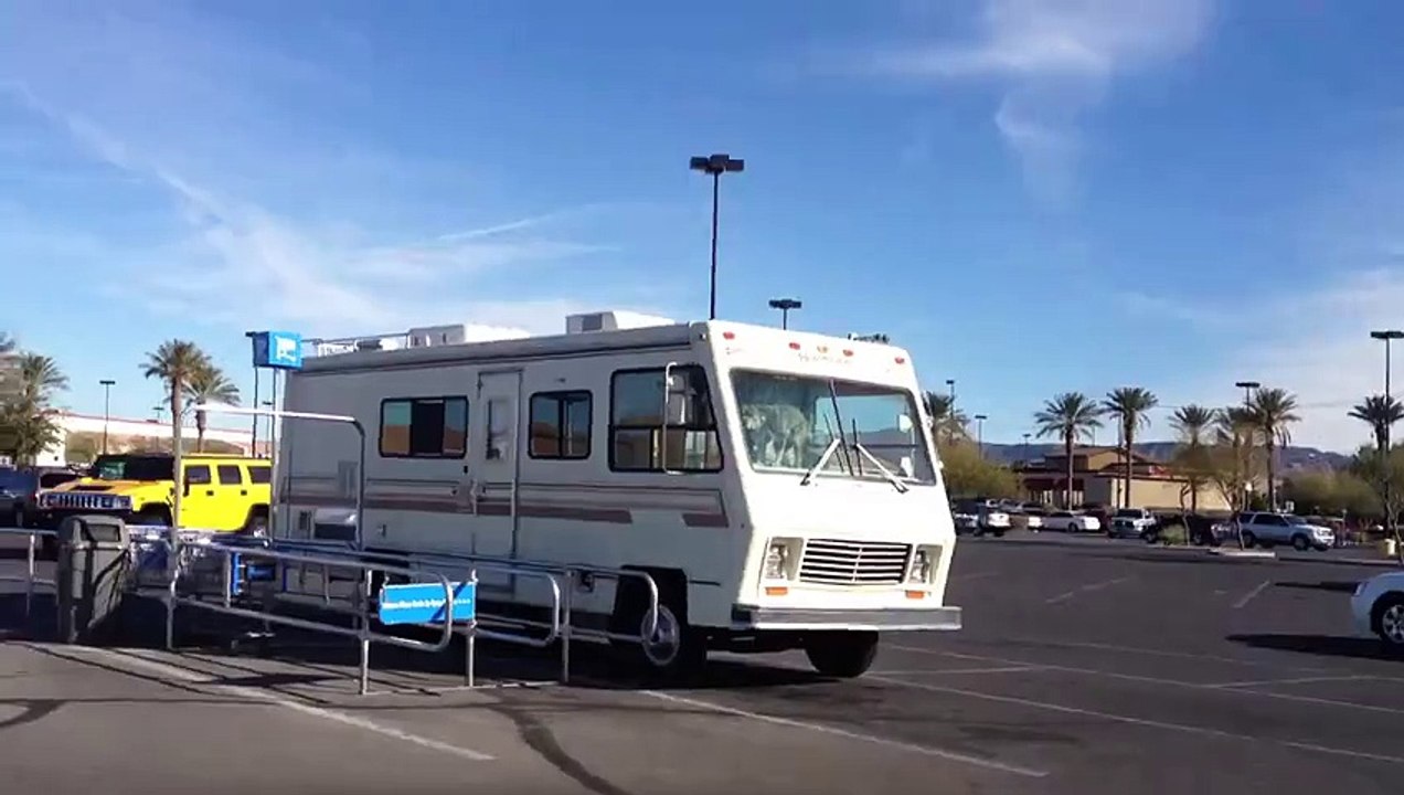 3 jeunes sont passés à coté d'un camping car. Ce que ces voyeurs ont vu les ont fait hurler de rire !