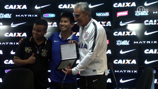 Tite recebe placa pelos 300 jogos pelo Timão e fala sobre história no clube