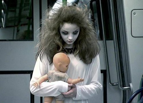 Metroda Ürkütücü Hayalet Kız Şakası