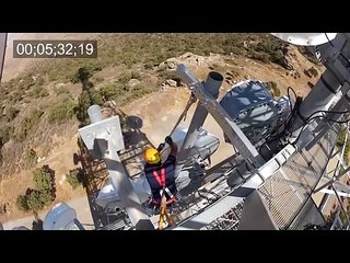 Скачать видео: Instalacion antena en torre de telecomunicaciones