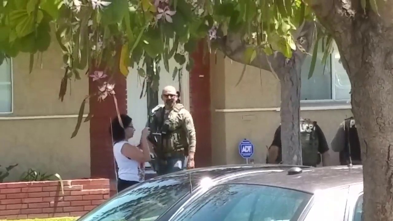 Un Policier américain détruit le smartphone d'une femme qui filmait, à grand coup de pied!