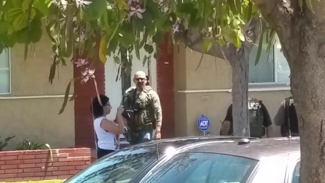 Un Policier américain détruit le smartphone d'une femme qui filmait, à grand coup de pied!