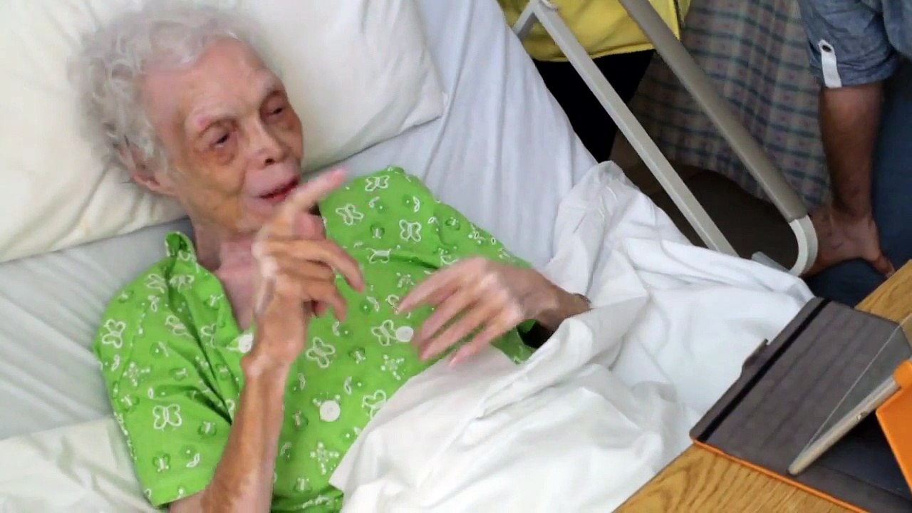 A 102 ans elle se regarde danser en 1930 pour la première fois !