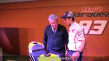 Marc Márquez enseña su nueva RC213V a su abuelo