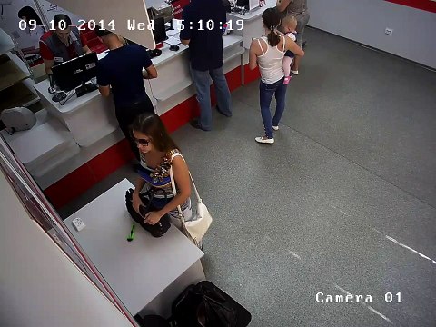 Elle essaye de voler un cutter discrètement... BRAVO !