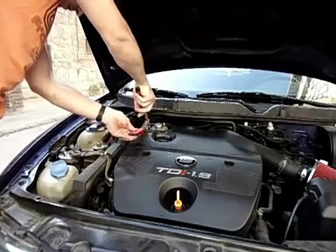 Limpiando la valvula EGR con Spray en Seat Leon/Toledo/Ibiza.wmv