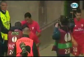 Colombiano Carlos Bacca amonestado por celebrar con su bandera