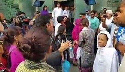 Shoiab Shaikh BOL Channel Ke Malik Apne Staff Ko Breafing de rhe hain