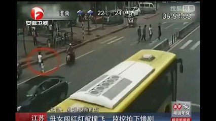 【衝撃映像】中国南京の交差点での死亡事故の瞬間！
