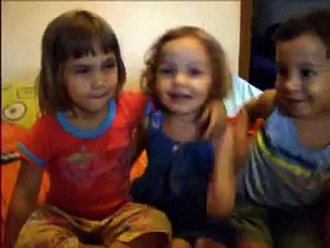 Crianças cantando parabéns pra você!