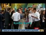 لحظة هجوم الشباب على السيسي والتقاط صورة سيلفي معه في حفل ختام المؤتمر الاقتصادي