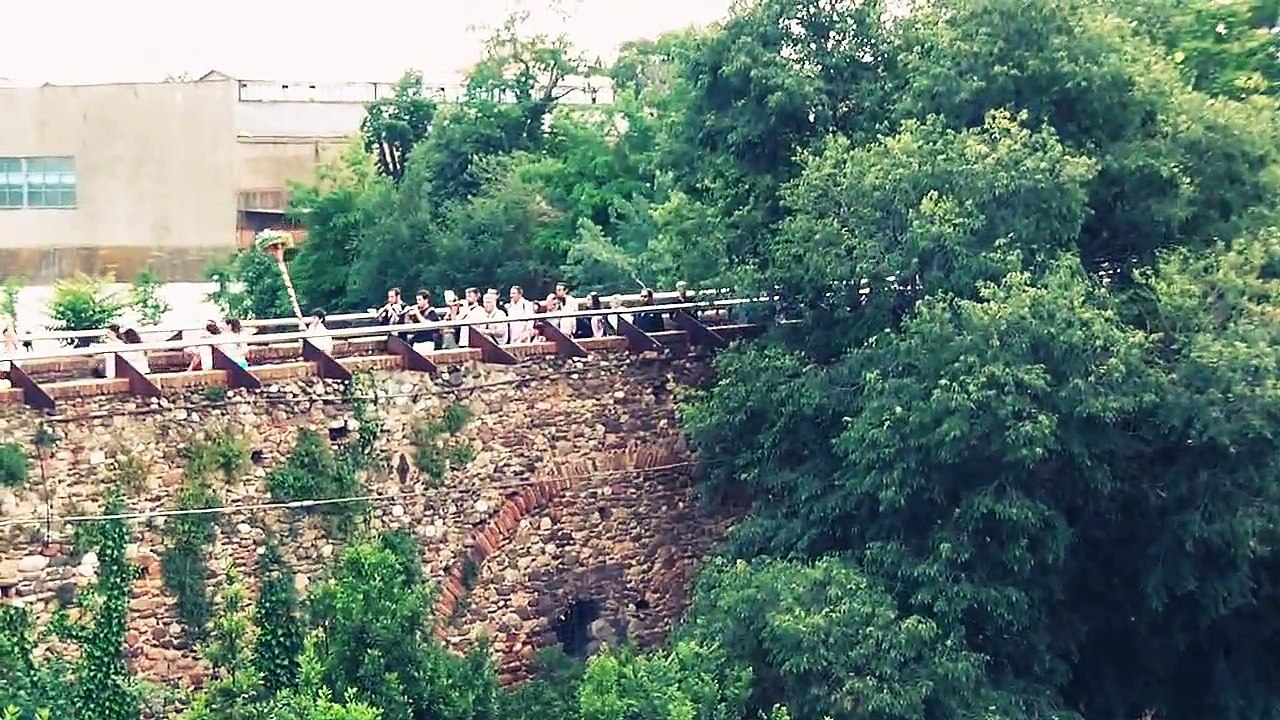 Minyons de Terrassa - Pilar caminant pel pont de Sant Pere - Dia del Patrimoni 2015