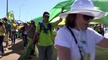 Manifestantes piden destitución de Rousseff