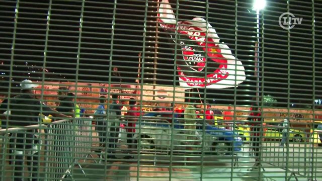 Torcedores do Fla protestam na saída dos jogadores no Maracanã