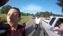 Un motard fait justice auprès d'un chauffard... KARMA !