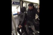 Un jeune fait une blague dans le métro parisien