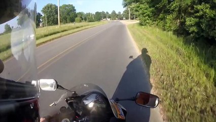 Un pick up roule en contre sens pour faire peur à une moto