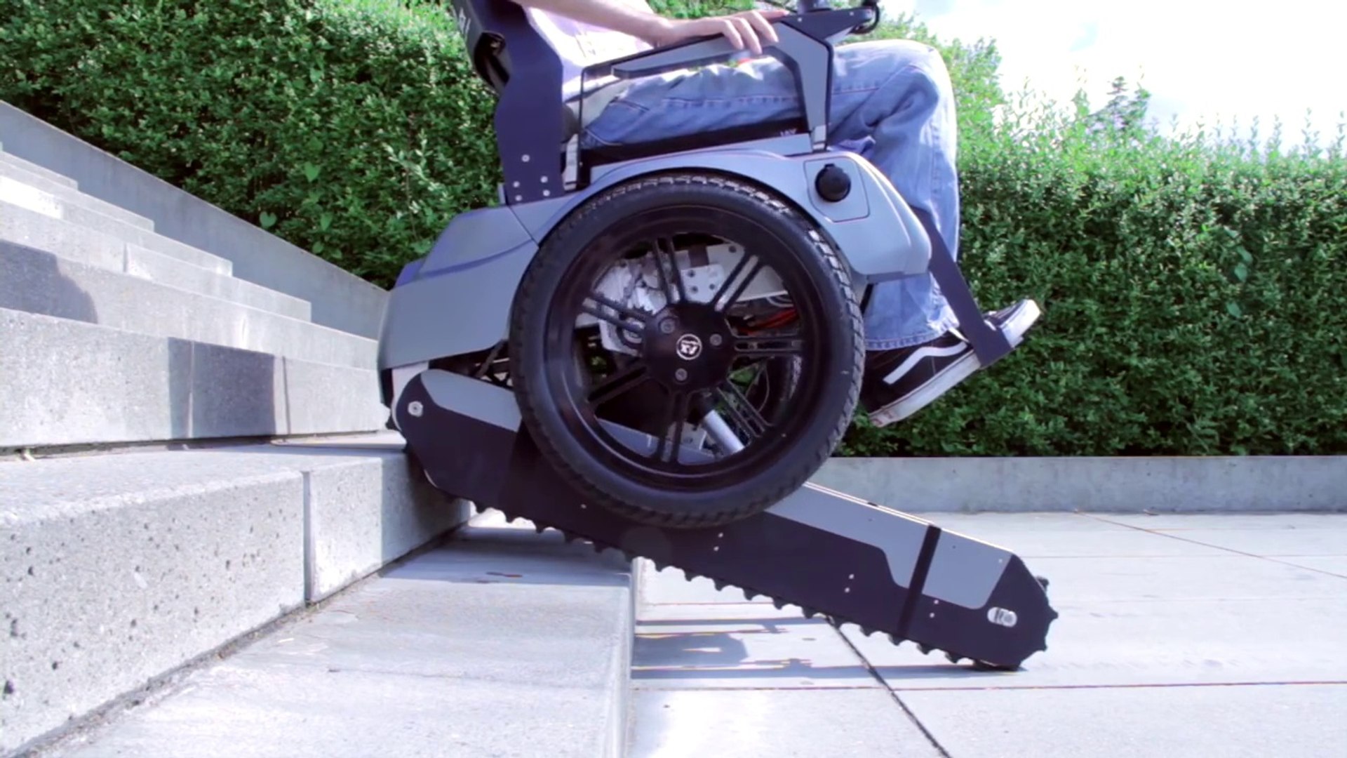 Un fauteuil roulant capable de monter les escaliers - Vidéo Dailymotion