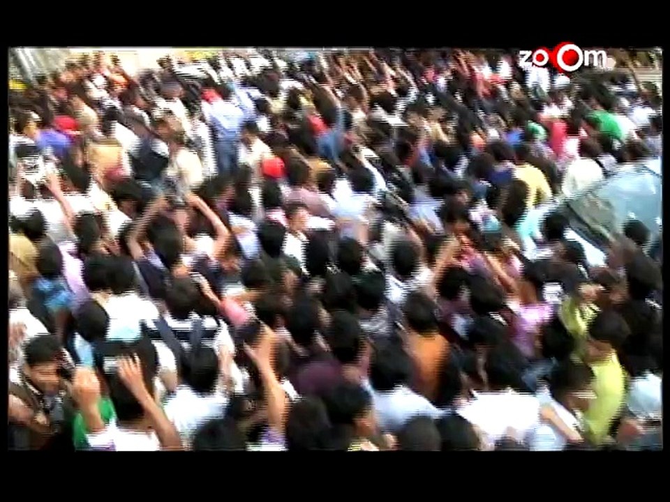 Salman Khan and Shahrukh Khan's fans have a twitter fight - Bollywood News