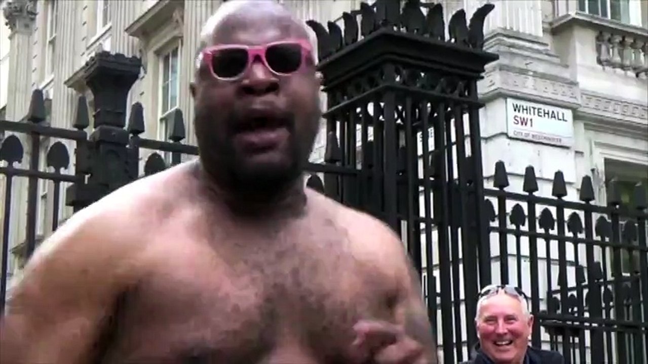 Ils dansent à demi nus devant Downing Street contre l'austérité