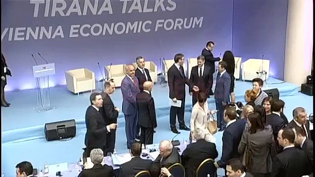 Kryeministri kosovar Isa Mustafa dhe ai serb Vucic shtrëngojnë duart në Tiranë