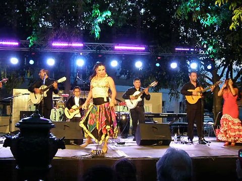 GP GYPSIES ET LA NINA DE FUEGO QUI DANSE LE FLAMANCO AVEC LES ENFANTS DE LA PLACETTE FERIA DE NIMES MAI 2015