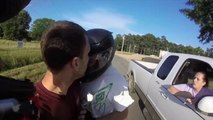 Un motard donne un coup de tête à un automobilise irresponsable