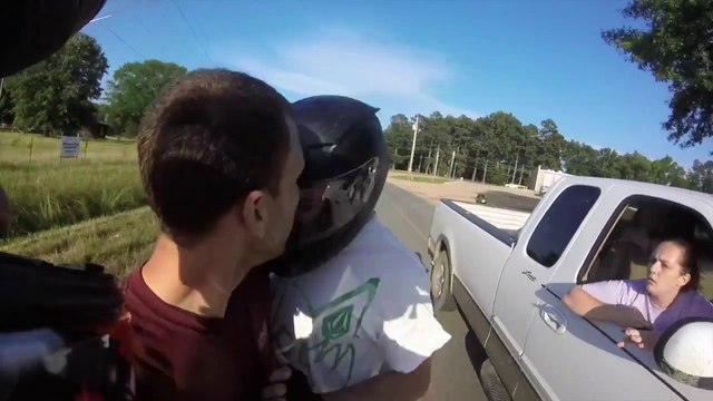 Un motard donne un coup de tête à un automobilise irresponsable