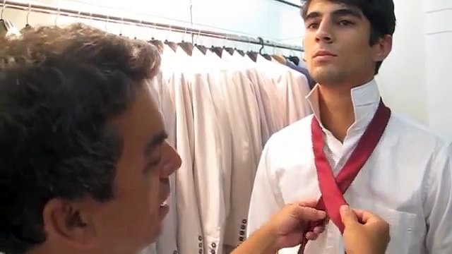 Estilista ensina a fazer nó semi windsor em gravata