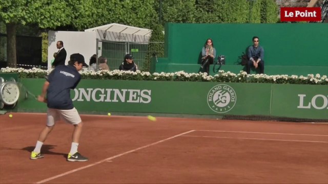 Tennis : au pied de la tour Eiffel, les enfants jouent leur Roland-Garros