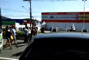 Manifestantes caminham pela Avenida Vitória, em Vitória