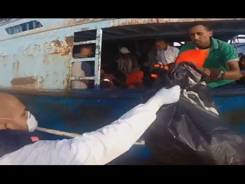 Siracusa - Soccorsi 234 migranti al largo di Augusta (28.05.15)