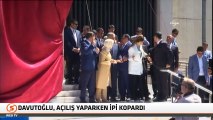 Davutoğlu, Başbakanlık İzmir Ofisi'nin açılışını yaparken ipi kopardı
