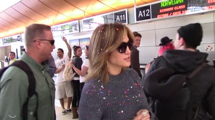 Jennifer Lopez se mantiene calmada luego que un payaso la llena de confeti