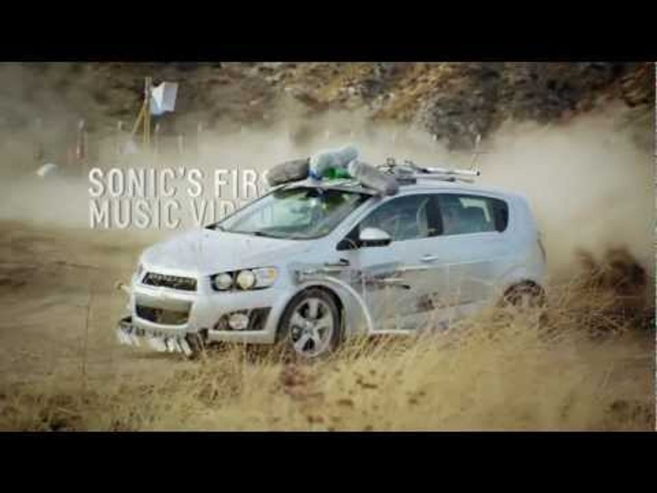 Substituto do Corsa, Chevrolet Sonic pula de avião e faz manobra de skate em comercial