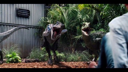 Jurassic World / Extrait 3 "Owen sauve un employé des Raptors " VOST [Au cinéma le 10 Juin]