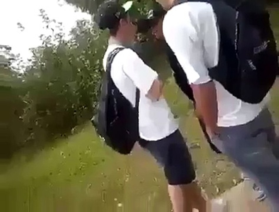 [MEDIUM] Deux jeunes qui allait agresser un mec sont remis en place par un plus vieux au brésil