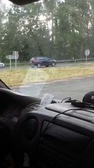 Un conducteur fatigué manque d'emboutir plusieurs véhicules