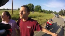 Il tente d’écraser un Motard son Pote le Défonce !