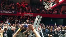 Shoeters-spelers knippen net van basket af - RTV Noord