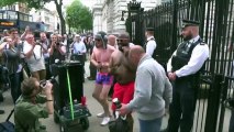 Ils dansent presque nus devant la résidence du Premier ministre britannique