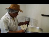 Queijo caipira2 - Como fazer queijo? Aprenda com  Loa e Bardo