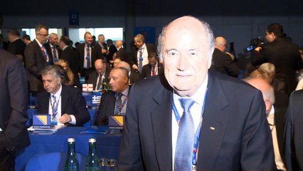 Platini pide a Blatter que renuncie
